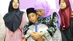 20250918_Khofifah-Indar-Parawansa-memeluk-Muhammad-Hisyam.jpg
