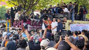 20250919-_-Ketua-DPRD-Pati-Temui-Pendemo.jpg