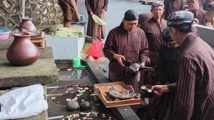 20250919_memandikan-pelana-kuda-dalam-tradisi-Guyang-Cekatak-di-Kudus_1.jpg