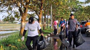 20250920_bergotong-royong-memungut-sampah.jpg