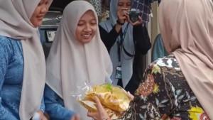 20250921_Bupati-Kendal-Dyah-Kartika-Permanasari-membeli-produk-hasil-UMKM_1.jpg