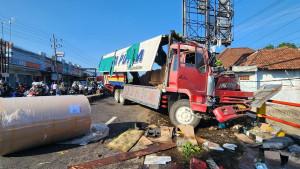20250922_Kecelakaan-Truk-Wings-Box.jpg