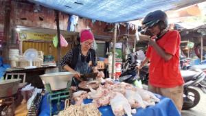 20250922_Pedagang-ayam-potong-di-Pasar-Karangayu-Semarang_1.jpg
