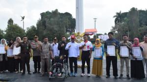 20250922_menyerahkan-penghargaan.jpg