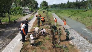 20250923-_-Penanaman-Rumput-Vetiver-Sungai-Kemit-Kebumen.jpg