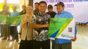 20250923-_-Penyerahan-Kartu-Peserta-BPJS-Ketenagakerjaan-Kabupaten-Tegal.jpg