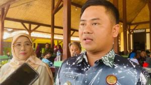 20250923_Bupati-Tegal-Ischak-Maulana-Rohman-menyerahkan-simbolis-BPJS-Ketenagakerjaan_2.jpg