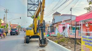 20250923_Suasana-pengerjaan-proyek-trotoar-dan-drainase-di-Batang_1.jpg