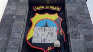 20250923_demonstran-saat-Aksi-Kamisan-di-Polda-Jateng_1.jpg