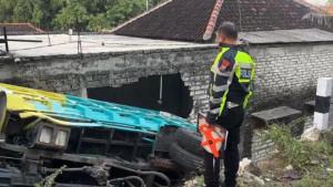 20250923_evakuasi-dump-truk-bermuatan-pasir.jpg