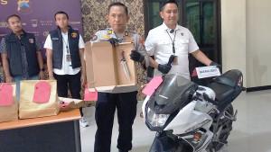 20250924-_-Barang-Bukti-Kasus-Penikaman-Kakak-Beradik-di-Kudus.jpg