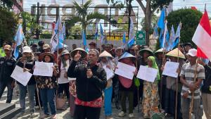20250924_Puluhan-nelayan-dan-petani-Desa-Ujungalang-Cilacap_1.jpg