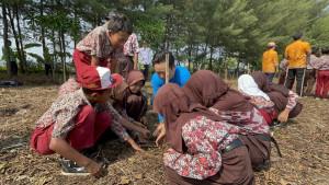 20250925-_-Tanam-Mangrove-di-Pesisir-Pantai-Robat-Barat-Batang.jpg
