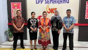 20250926_Mbak-Ita-dikawal-petugas-ketika-anaknya-menikah-di-Semarang-Royale-Golf_1.jpg