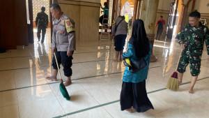 20250926_polres-jepara_resik-resik-masjid.jpg
