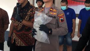 20250927_menunjukkan-barang-bukti.jpg