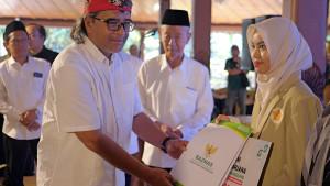 20250928-_-Bupati-Serahkan-Beasiswa-Sarjana-Kabupaten-Temanggung-2025.jpg