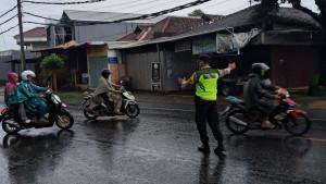 20250930_Polres-Jepara_Pengaturan-lalu-lintas-saat-hujan.jpg