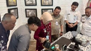 20251001_Bupati-Kebumen-Lilis-Nuryani-menyeduh-kopi_1.jpg