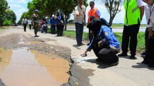 20251001_Bupati-Pekalongan-Fadia-Arafiq-mengecek-jalan-rusak_1.jpg