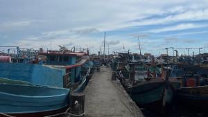 20251001_Kapal-nelayan-bertambat-di-PPS-Cilacap-karena-cuaca-buruk_1.jpg