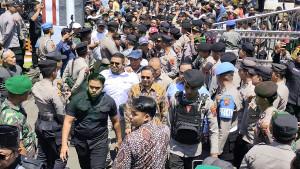 20251002_Bupati-Pati-Sudewo-dikawal-pendukung-saat-menghadiri-Kantor-DPRD_1.jpg