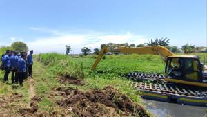 20251002_Pemkab-Kendal-membersihkan-eceng-gondok-liar-di-Sungai-Langenharjo_1.jpg