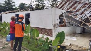 20251002_Petugas-BPBD-Cilacap-meninjau-atap-Ponpes-roboh_1.jpg
