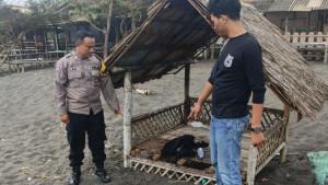 20251002_Polisi-menunjukan-barang-milik-korban-diduga-tenggelam-di-Kebumen_1.jpg