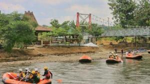 20251002_Wisatawan-naik-perahu-di-Tuntang_1.jpg