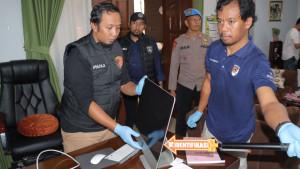 20251003_Penyidik-Polres-Salatiga-menggeledah-rumah.jpg