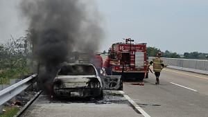 20251004_TERBAKAR-Petugas-memadamkan-mobil-Toyota-Corolla.jpg