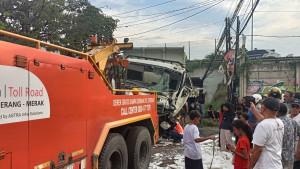 20251004_Truk-tronton-terjun-bebas-dari-Tol-Tangerang.jpg