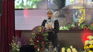 20251006_Bupati-Demak-Eistianah-memberikan-bantuan-mesin-perahu_1.jpg