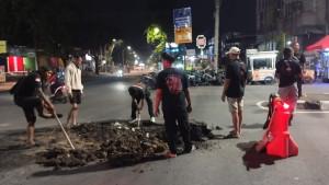 20251006_Relawan-tambal-jalan-rusak-di-Semarang_1.jpg