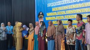 20251007_Bupati-Kebumen-Lilis-Nuryani-memberikan-paket-sembako_1.jpg