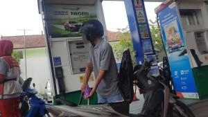 20251007_Masyarakat-mengisi-Pertamax-Green-di-SPBU-Coco-Sultan-Agung-Semarang_1.jpg