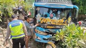 20251008-_-Fuso-Tabrak-Elf-di-Tanjung-Brebes.jpg