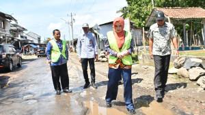 20251008_Bupati-Pekalongan-Fadia-Arafiq-memantau-jalan-rusak_1.jpg