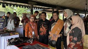 20251009_Bupati-Wonosobo-Afif-Nurhidayat-pameran-batik_1.jpg