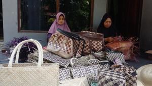 20251009_merajut-daun-nanas-menjadi-tas-di-Kudus_.jpg