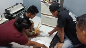 20251011_Tersangka-menunjukkan-barang-bukti.jpg