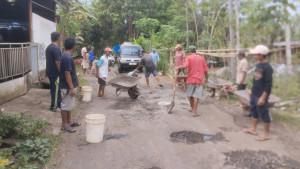 20251012_-gotong-royong-untuk-memperbaiki-jalan-berlubang-di-Purbalingga_1.jpg