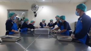 20251013_DAPUR-MBG-Sejumlah-pekerja-sedang-mengemas.jpg