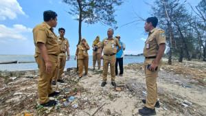 20251014_PENINJAUAN-DLH-Jepara-saat-meninjau-lokasi-bibir-pantai.jpg