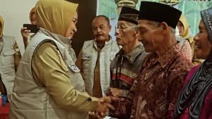 20251014_Wakil-Bupati-Semarang-Nur-Arifah-salami-penerima-bantuan-sosial_1.jpg
