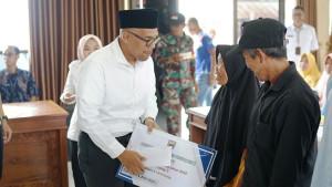 20251015-_-Penyaluran-BLT-DBHCHT-Kecamatan-Bawang-Batang.jpg