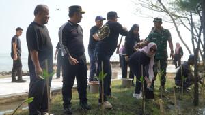 20251015_Penanaman-mangrove-dalam-program-Mageri-Segoro-di-Pantai-Alam-Indah_1.jpg