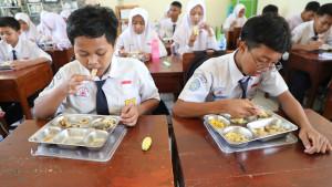 20251015_Siswa-SMPN-1-Jati-Kudus-menyantap-menu-MBG_1.jpg