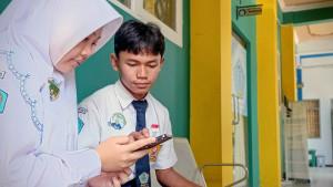20251015_Siswa-SMPN-5-Kudus-mengakses-aplikasi-Si-Andung-Esmaku_1.jpg
